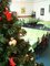 Weihnachtsbaumauschnitt mit Tischen im Hintergrund