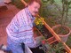 Max setzt Blumen zur Dekoration - Sommerfest 2004